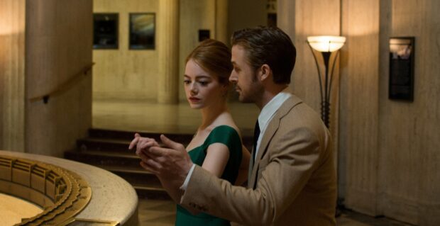 Ryan Gosling and Emma Stone share a moment inside a museum in La La Land, HD Desktop Wallpaper
