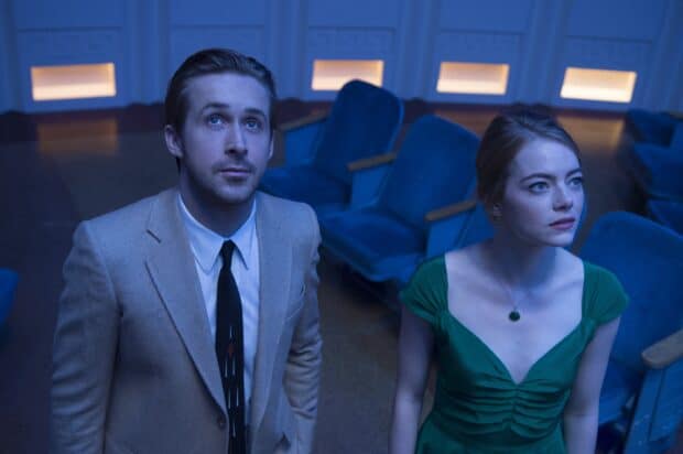 Ryan Gosling and Emma Stone looking upward in a theater scene from La La Land movie, 2K Desktop Wallpaper