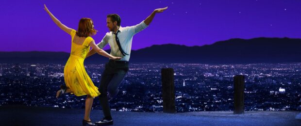 Ryan Gosling is dancing with a woman in a yellow dress against a night cityscape in La La Land, 2K Desktop Wallpaper
