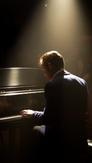 Ryan Gosling is focused on playing piano at a dimly lit venue in La La Land, 2K Phone Wallpaper