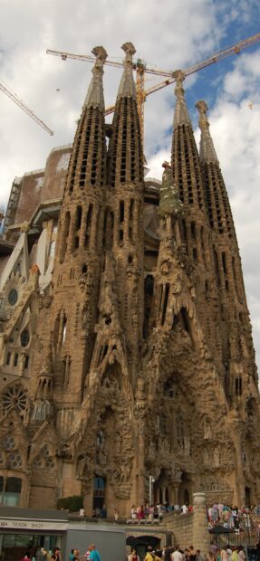 The Sagrada Familia shows intricate stone carvings and tall towers, 2K Mobile Wallpaper