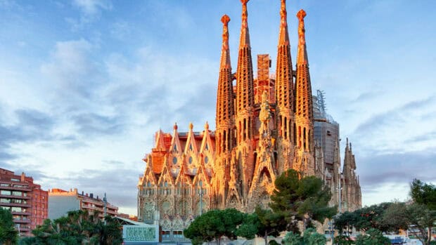 The Sagrada Familia showcases intricate architecture bathed in sunset light, 4K Desktop Wallpaper