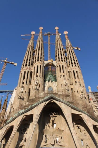 The Sagrada Familia towers reach high into a clear blue sky with cranes around, HD Mobile Wallpaper