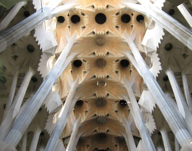 The intricate ceiling design of the Sagrada Familia features unique columns and geometric patterns, HD Desktop Wallpaper
