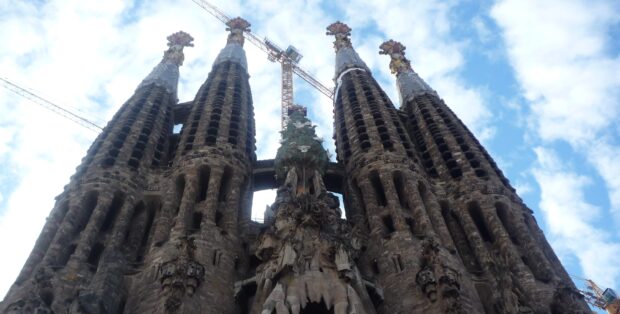 The Sagrada Familia shows intricate towers under cloudy skies, 2K Desktop Wallpaper