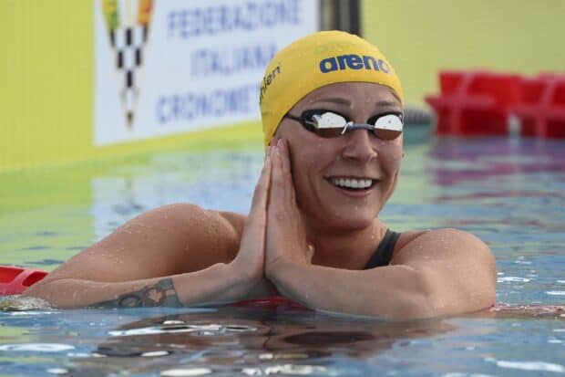 Sarah Sjostrom smiling in a swimming pool wearing a yellow cap and goggles, 2K Desktop Wallpaper