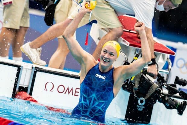 Sarah Sjostrom celebrates her swimming win in the pool with raised arms, HD Desktop Wallpaper