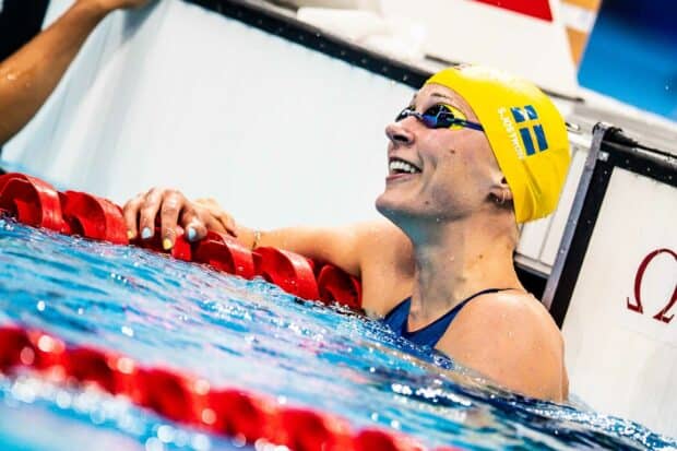 Sarah Sjostrom smiles happily in the pool after finishing her swim event, HD Desktop Wallpaper