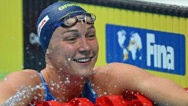 Sarah Sjostrom smiles in a swimming competition pool, 4K Desktop Wallpaper