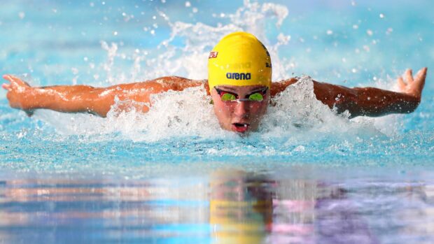 Sarah Sjostrom swimming forward during a race with water splashing, 2K Desktop Wallpaper