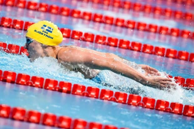 Sarah Sjostrom swims powerfully through the pool during a race, HD Desktop Wallpaper