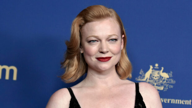 Sarah Snook wallpapers shows her with blonde hair and red lipstick, HD Desktop Wallpaper