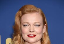 Sarah Snook wears a black sequined dress with red lipstick at an event, HD Desktop Wallpaper