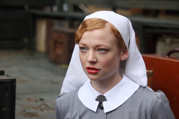 Sarah Snook looks thoughtful with red lipstick and a gray outfit, HD Desktop Wallpaper