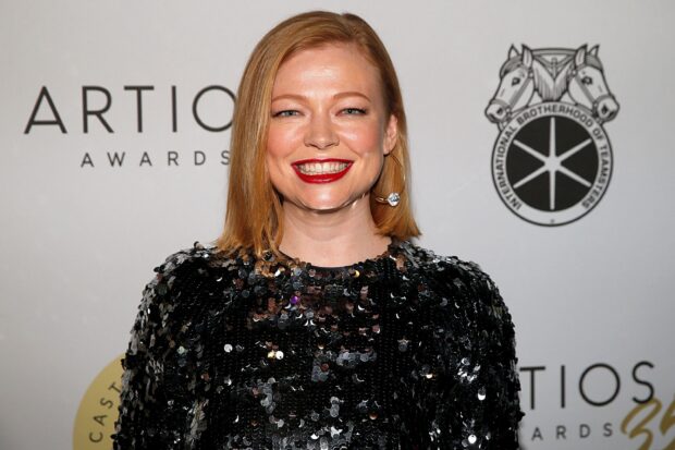 Sarah Snook wallpapers featuring a woman in a black sequin dress smiling, 2K Desktop Wallpaper