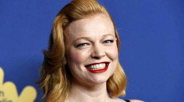 Sarah Snook wallpapers showing a woman with red lipstick and retro hair posing in front of a blue background, 2K PC Wallpaper