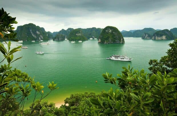 Vietnam wallpapers showing lush green islands and boats on the water, HD Desktop Wallpaper