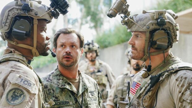 Three soldiers in tactical gear discuss mission during operation, HD Desktop Wallpaper