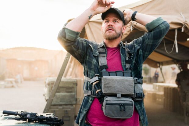 A Seal Team member adjusts his gear during a military operation in the field, 2K Desktop Wallpaper