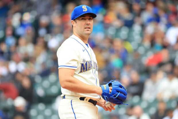 A Seattle Mariners player preparing to pitch during a crowded stadium game, 2K Desktop Wallpaper