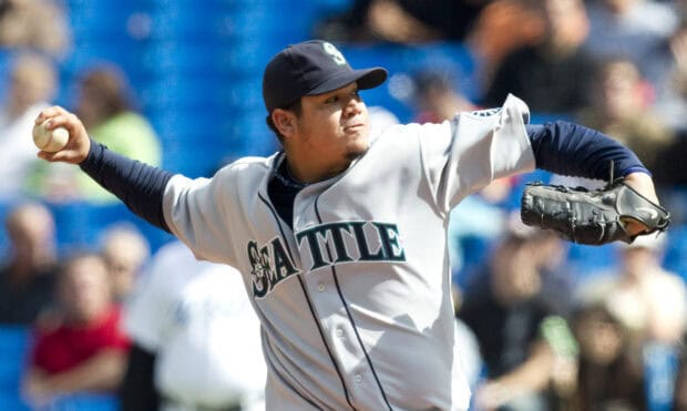 A Seattle Mariners player pitches during a game, HD Desktop Wallpaper