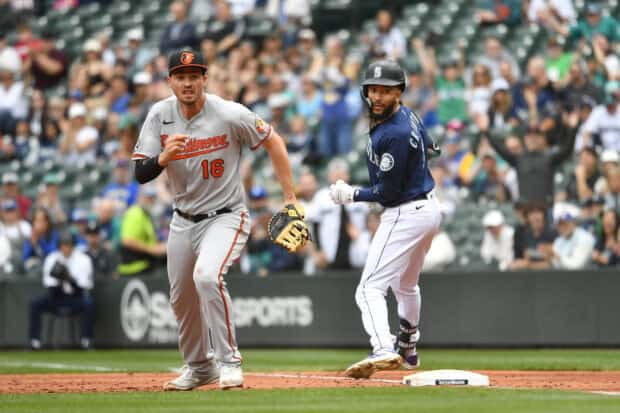 A Seattle Mariners player steals second base while a Baltimore Orioles player prepares to catch the ball, 2K Desktop Wallpaper