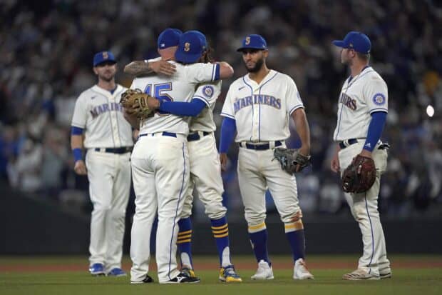 Seattle Mariners players hugging on the field after a game, 2K Desktop Wallpaper