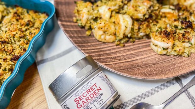 A seasoning rub tin beside breaded shrimp and casserole, 4K Desktop Wallpaper