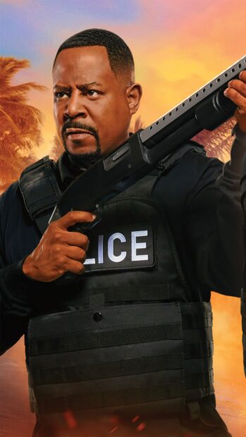 Martin Lawrence is holding a shotgun with a focused expression, 4K Phone Wallpaper