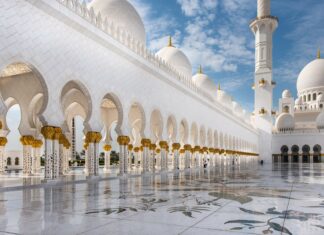 The Sheikh Zayed Grand Mosque showcases intricate white marble and gold details in the United Arab Emirates, 4K Desktop Wallpaper