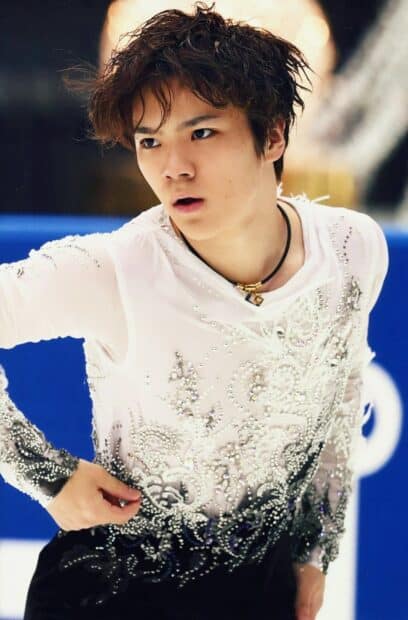 Shoma Uno wears an elegant costume during an ice skating performance, HD Mobile Wallpaper