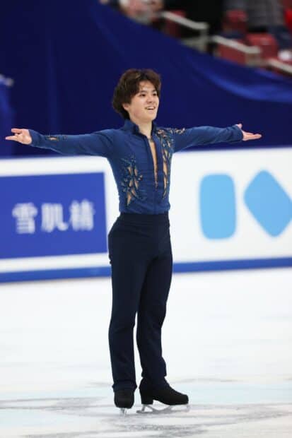 Shoma Uno smiling with arms extended during a figure skating event, HD Desktop Wallpaper