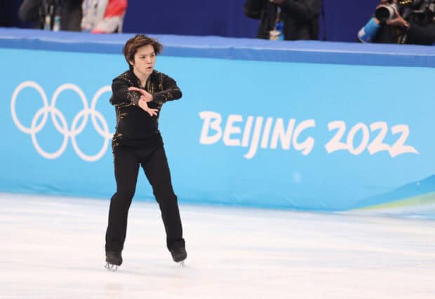 Shoma Uno performing a routine at the Beijing 2022 Winter Olympics, 2K Desktop Wallpaper