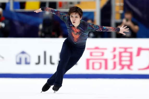 Shoma Uno performs a figure skating routine with focus and grace on the ice rink, 2K Desktop Wallpaper