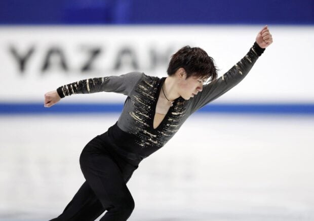 Shoma Uno performs an elegant figure skating routine with focus and strength, HD Desktop Wallpaper