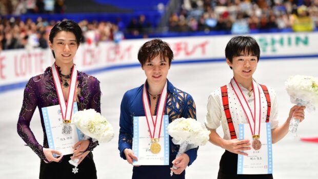Shoma Uno proudly holds his medal and certificate at the figure skating competition, HD Desktop Wallpaper