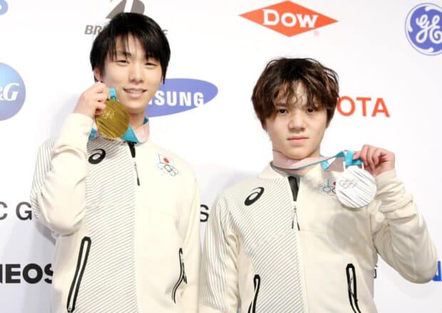 Shoma Uno proudly shows his Olympic gold medal at the award ceremony, HD Desktop Wallpaper