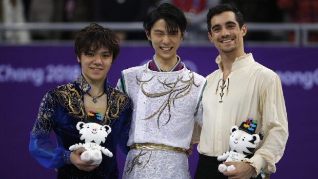 Shoma Uno smiling with fellow figure skaters holding mascots at competition, 2K Desktop Wallpaper