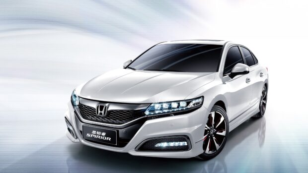 A silver Honda Accord features sleek headlights and stylish wheels in this image, 4K Desktop Wallpaper
