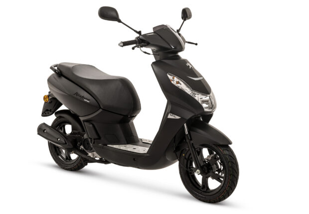 The black Peugeot Kisbee scooter is shown clearly from the side on a white background, 2K Desktop Wallpaper