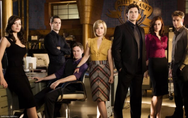 The Smallville TV series cast stands together inside the Daily Planet newsroom, Smallville Tv Series Wallpapers, HD Desktop Wallpaper