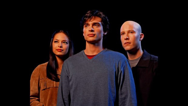 The Smallville Tv Series cast stands together against a black background, HD Desktop Wallpaper
