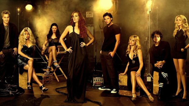 The Smallville Tv Series cast is posing in a studio setting with dramatic lighting, HD Desktop Wallpaper