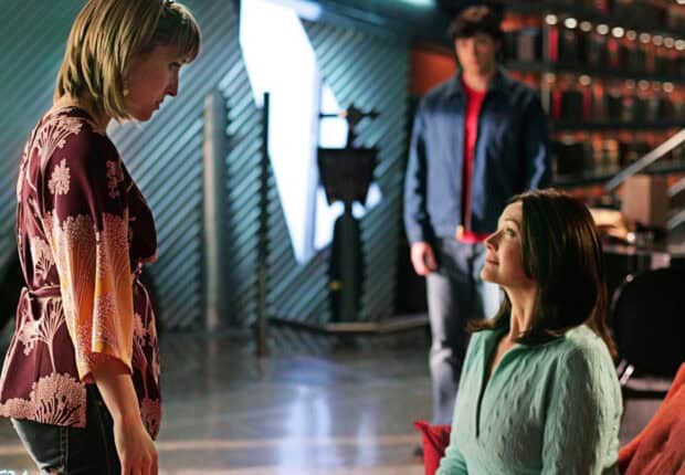 A woman in patterned clothes talks to a seated woman while a man watches in the background in Smallville Tv Series, HD Desktop Wallpaper