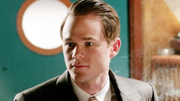 A close up of a man in a suit from the Smallville tv series looking to the side, HD Desktop Wallpaper