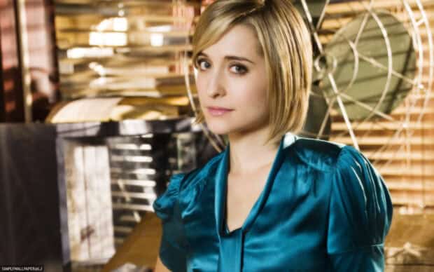 A woman from Smallville tv series wearing a blue silk blouse, HD Desktop Wallpaper
