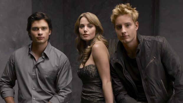 The Smallville TV series cast poses together in a studio setting, HD Desktop Wallpaper