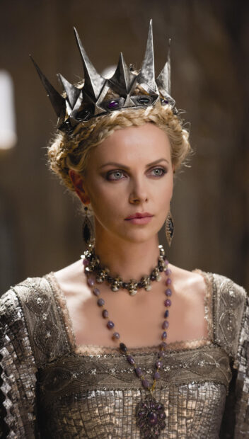 A close up of a queen wearing a metal crown and detailed necklace from Snow White And The Huntsman, HD Phone Wallpaper