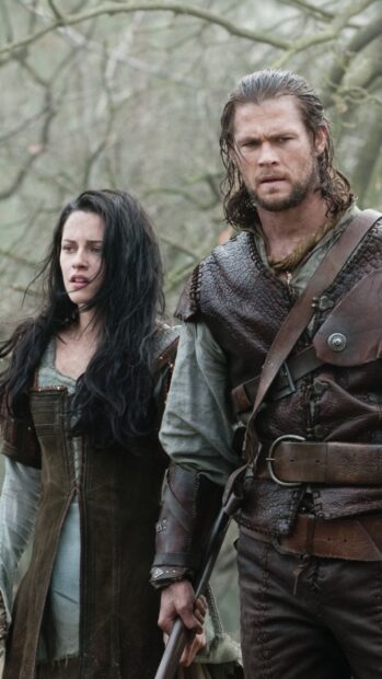 Snow White and the Huntsman characters stand together in a forest scene, HD Phone Wallpaper