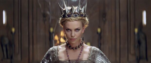 A powerful queen wearing a metal crown stares intently in this Snow White and the Huntsman scene, 2K Desktop Wallpaper